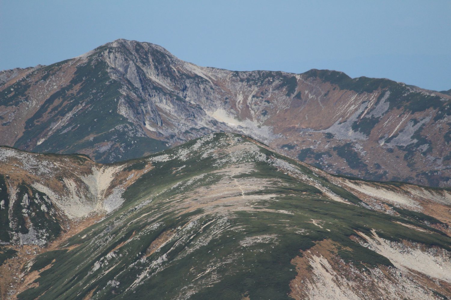 槍ヶ岳から見た双六岳と天空の滑走路
