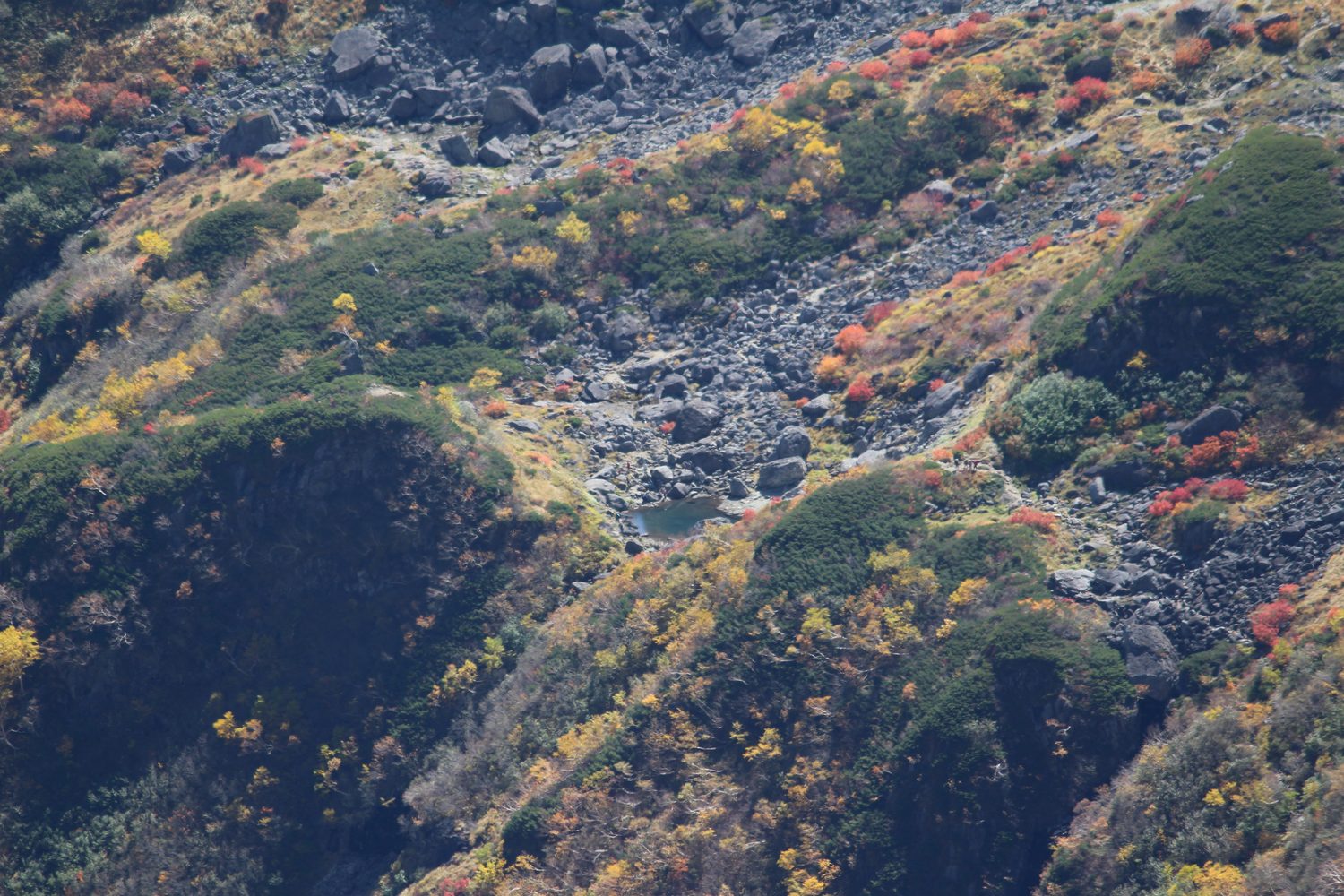 槍ヶ岳から見下ろした天狗池 逆さ槍の名所