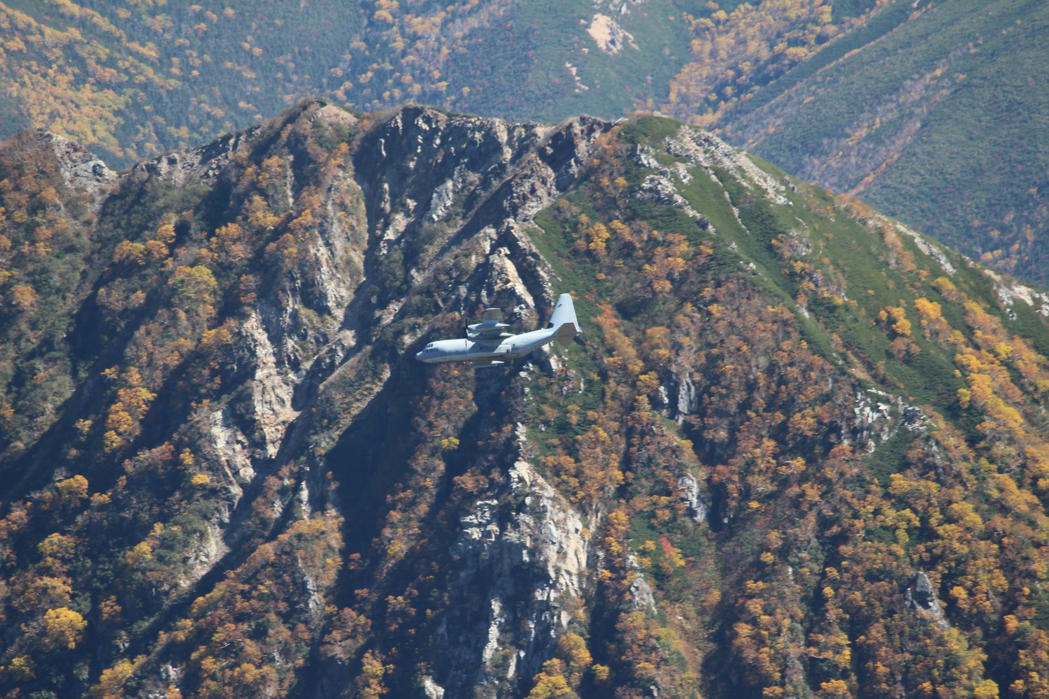槍ヶ岳上空を低空飛行するKC-130J輸送機