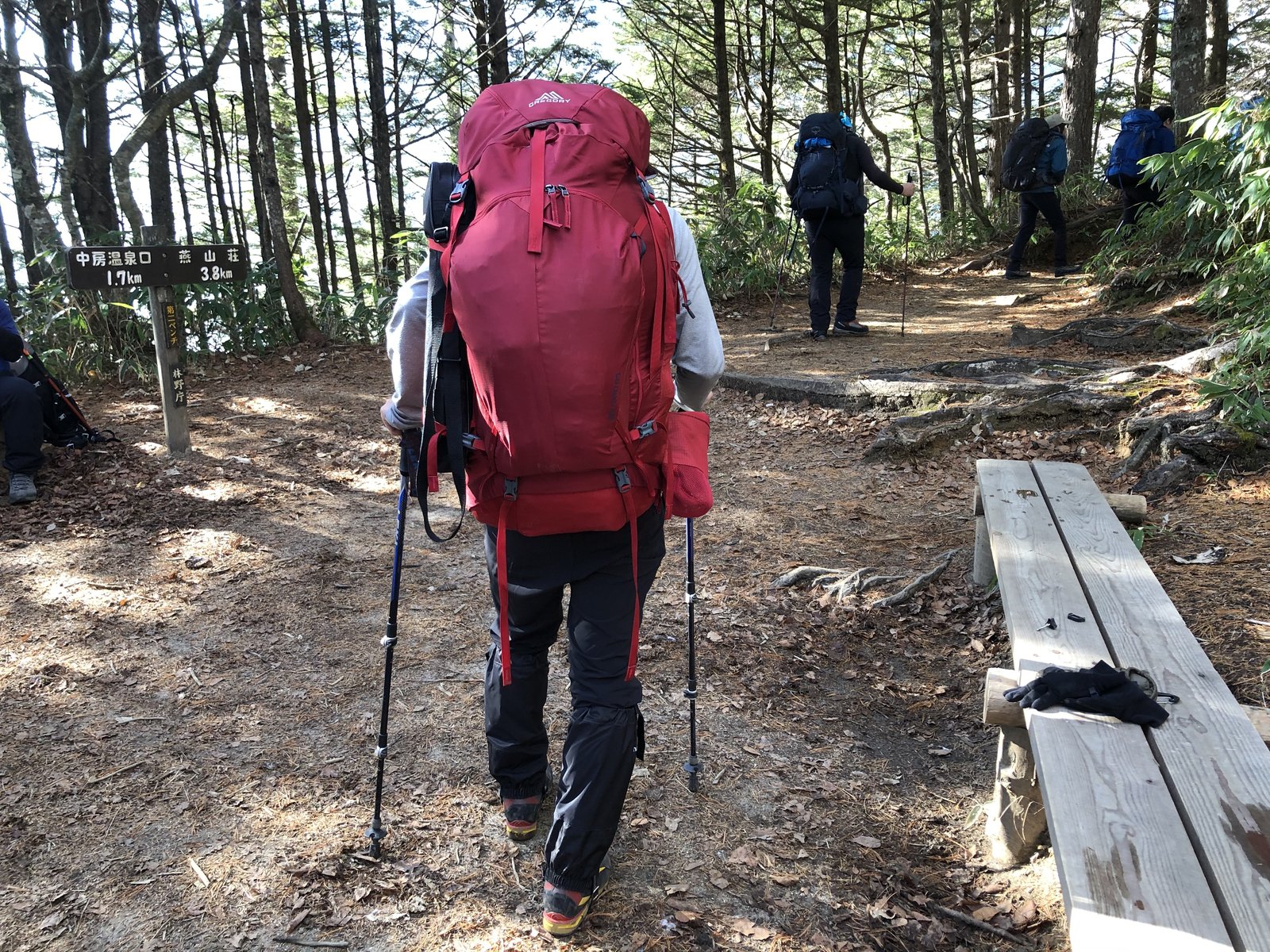 大型ザックを背負って燕岳の合戦尾根を登り始める登山者 初冬のテント泊装備