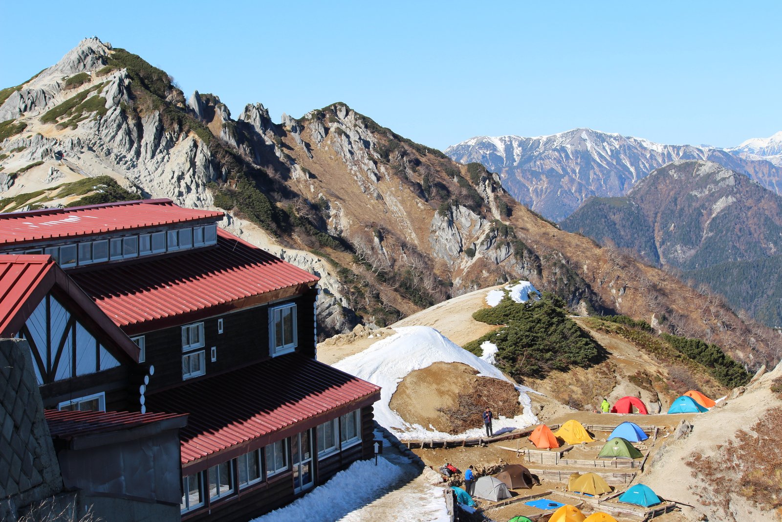 燕山荘とカラフルなテントが並ぶ初冬の燕岳テント場