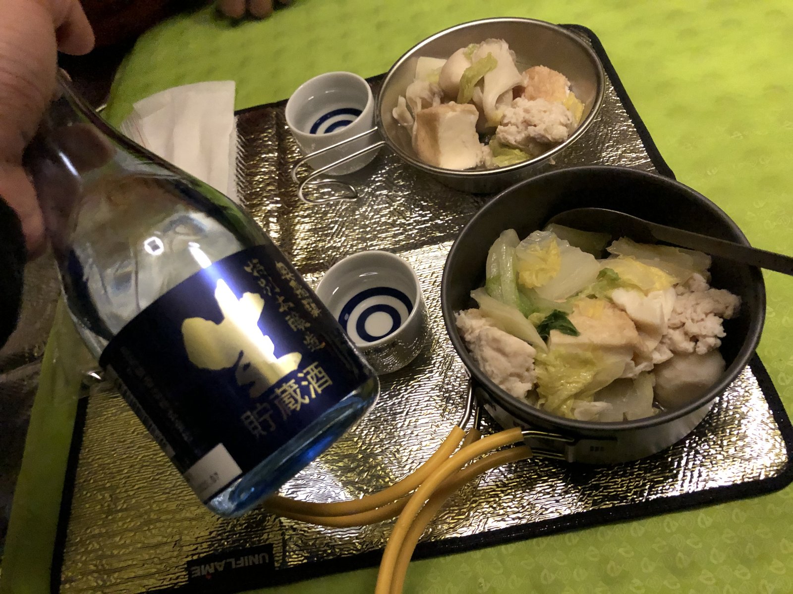テント内で作る鍋と岐阜の地酒の熱燗 初冬の燕岳テント泊