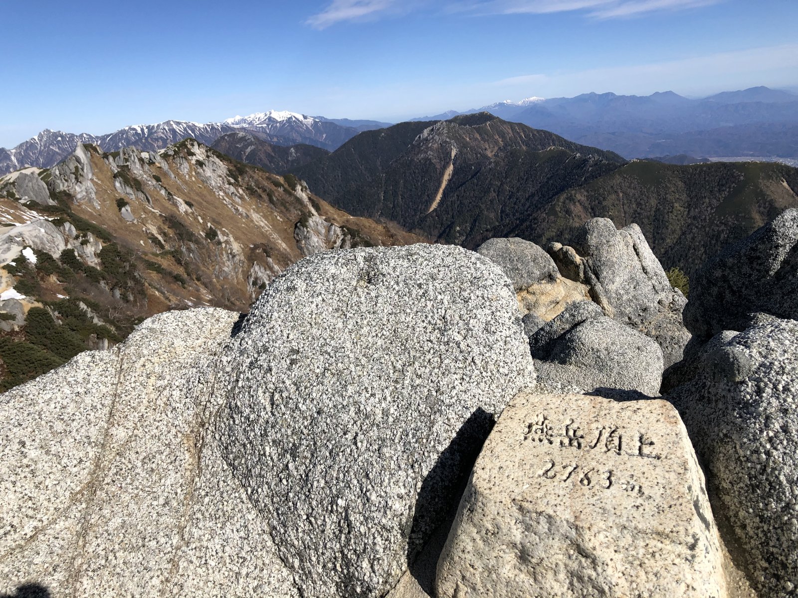 快晴の燕岳山頂標 標高2763m 初冬の北アルプス