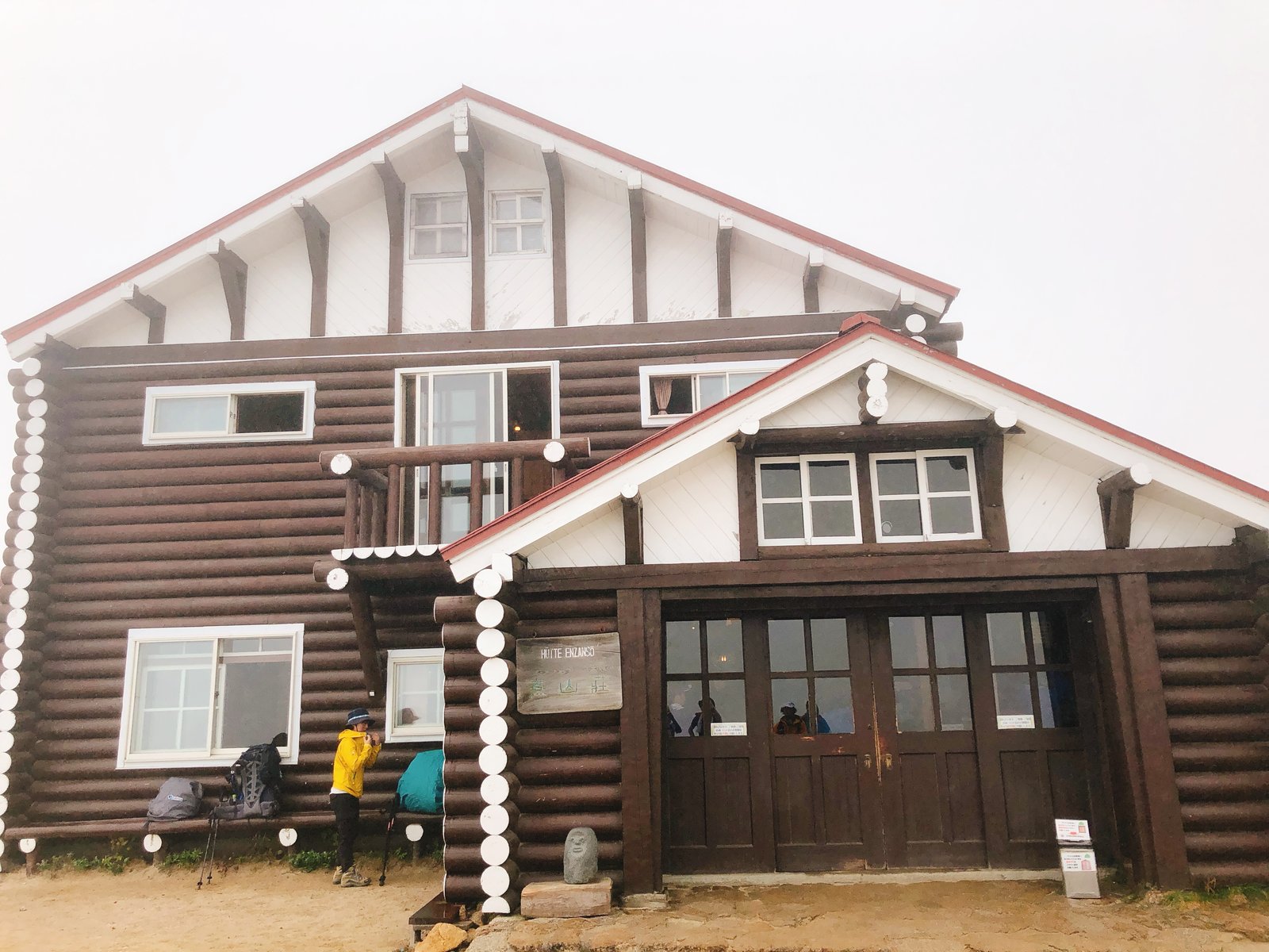 燕岳の稜線に建つ山小屋 燕山荘の外観