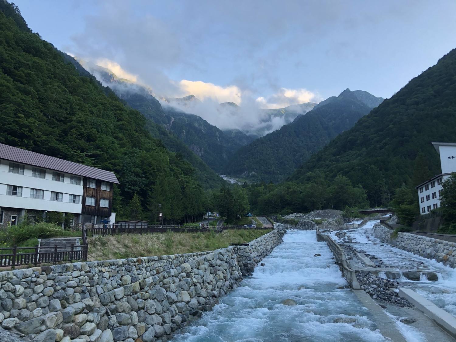 夜明けの新穂高 蒲田川と山あいの朝 鷲羽岳・水晶岳テント泊の起点