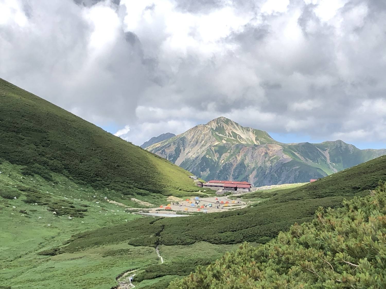 双六小屋の赤い屋根とその奥にそびえる鷲羽岳 北アルプス裏銀座の展望
