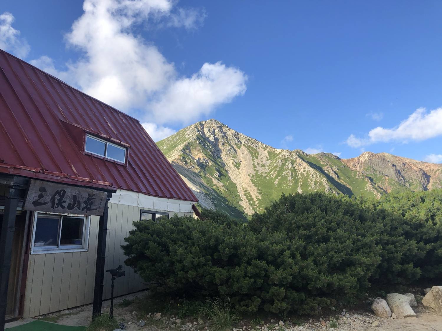 赤い屋根の三俣山荘と正面にそびえる鷲羽岳 北アルプス黒部源流