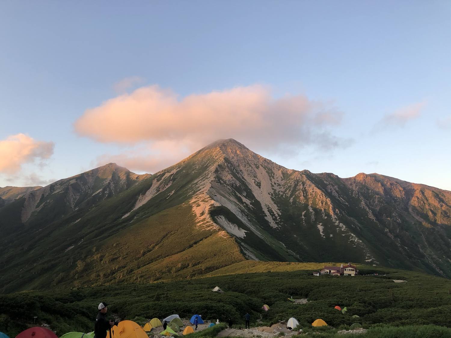 夕日に赤く染まるアーベントロートの鷲羽岳 三俣山荘テント場からの眺め
