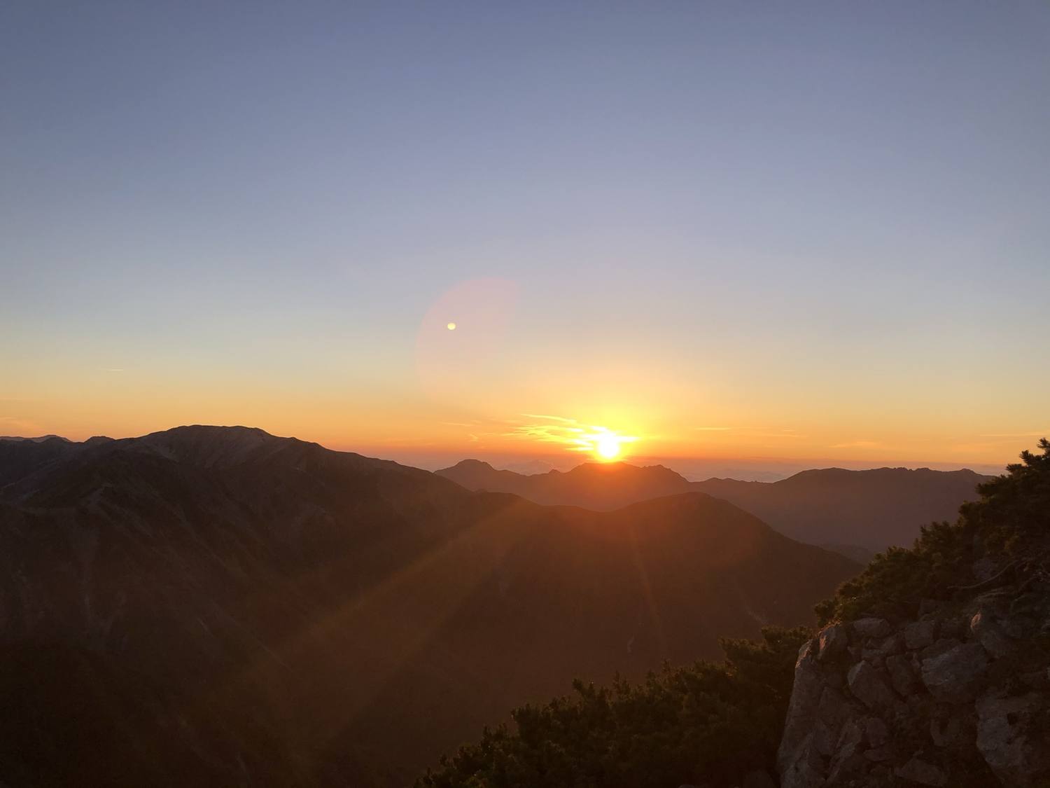 鷲羽岳山頂から見た日の出 北アルプスの稜線を照らす朝日