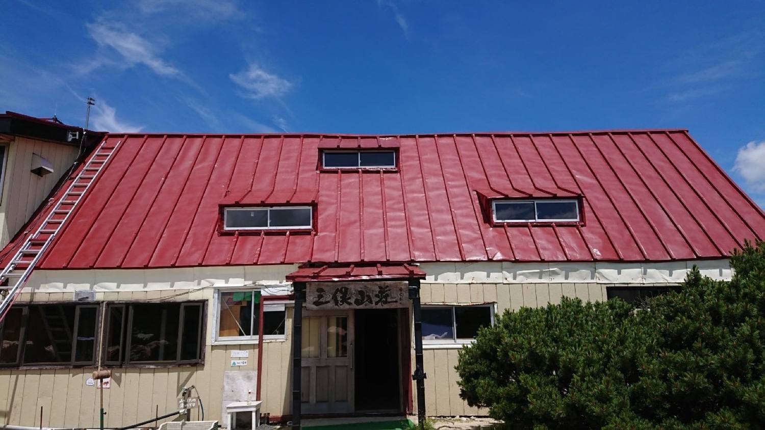 夏空の下の三俣山荘 黒部の山賊の舞台になった北アルプスの山小屋