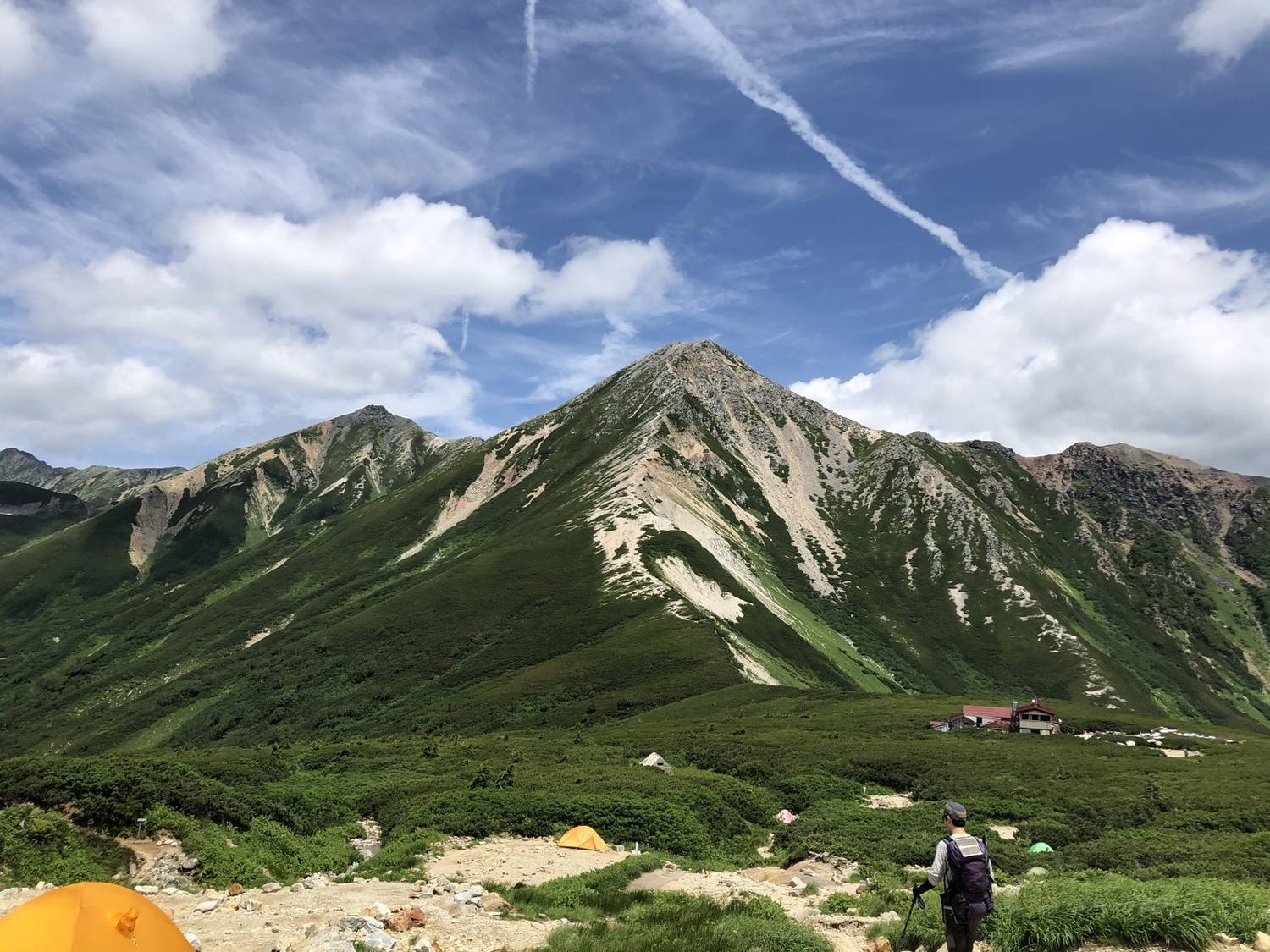 三俣山荘のテント場から鷲羽岳を振り返る 下山開始の朝