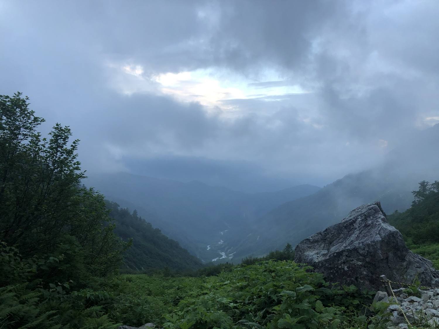 日没が迫る小池新道からの眺め 雲に沈む北アルプスの夕暮れ
