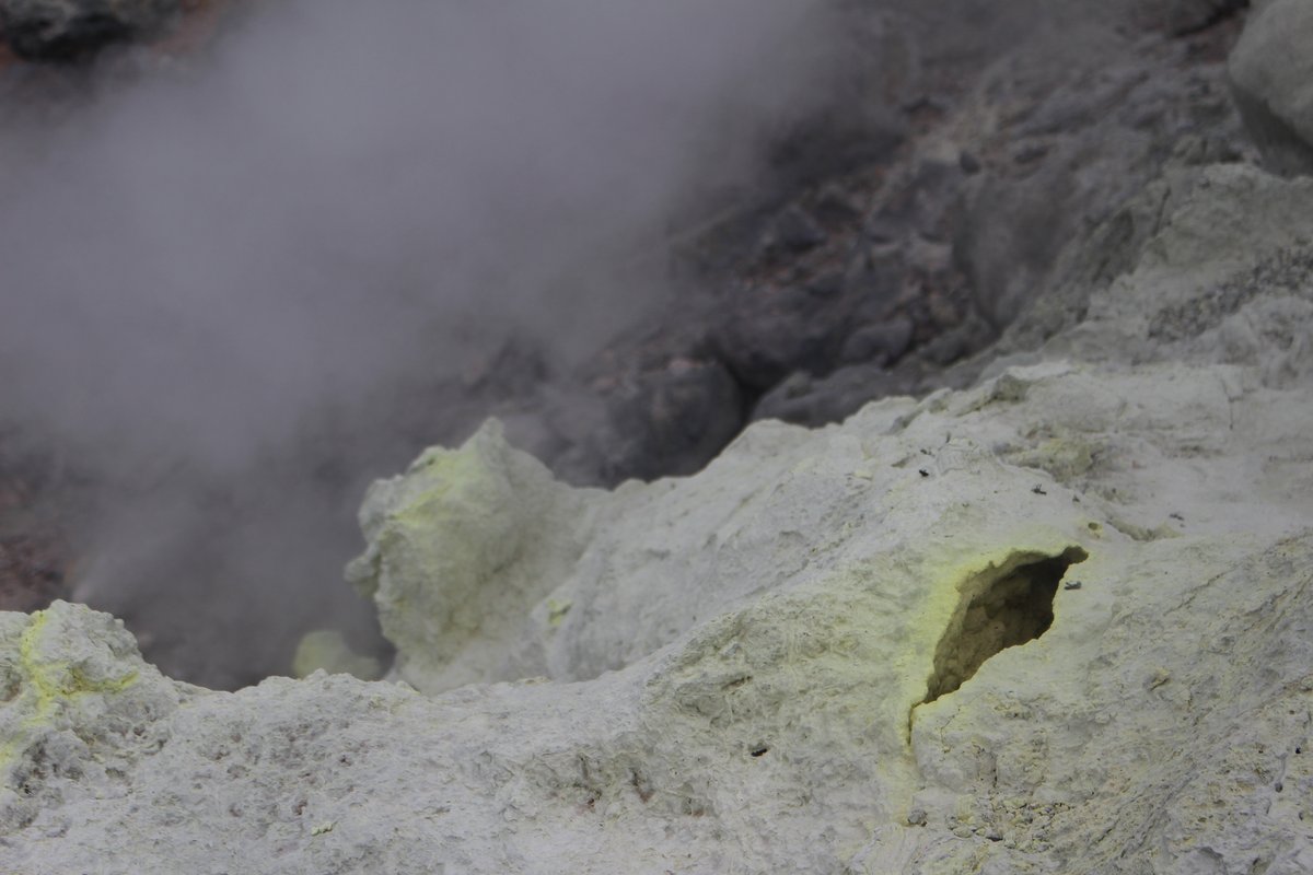 焼岳北峰直下で噴気を上げる噴気孔 活火山の荒々しい山肌