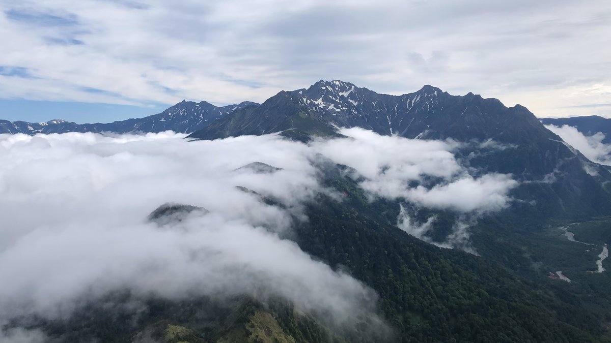 焼岳北峰から望む雲海に浮かぶ槍ヶ岳・穂高連峰 北アルプス
