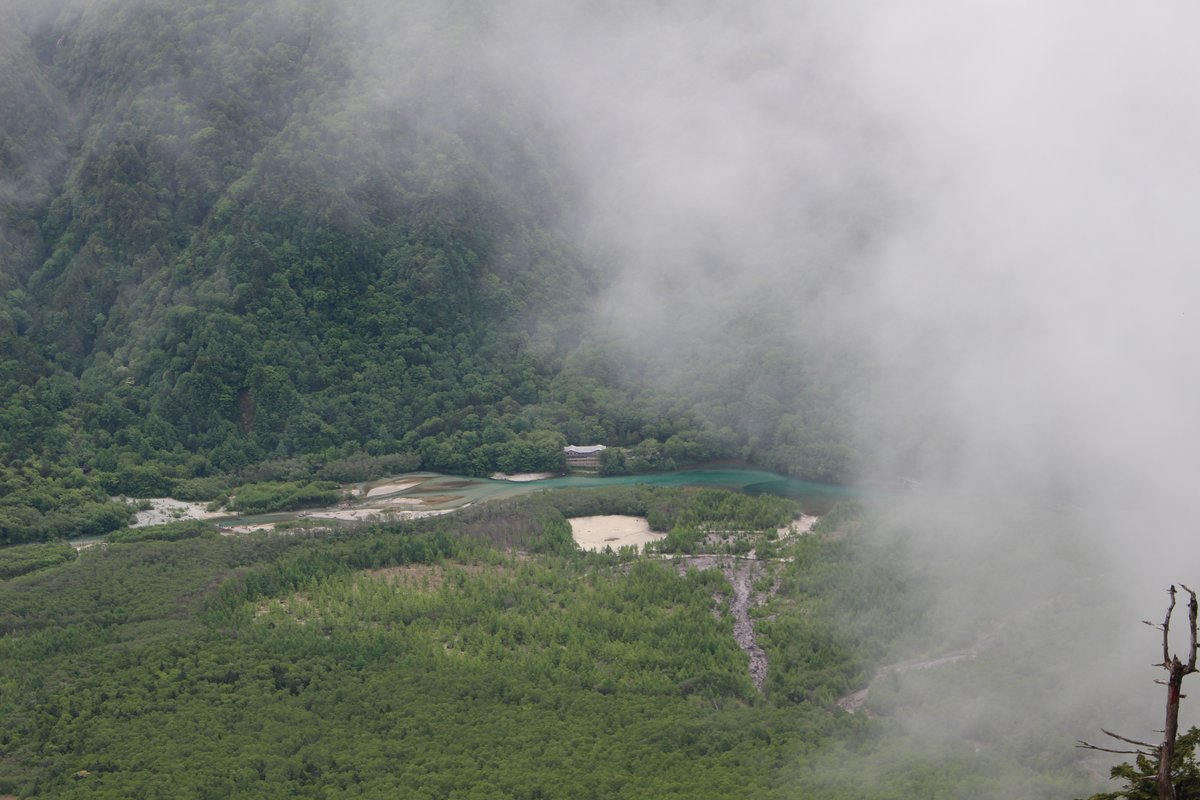 焼岳を下る途中から望む大正池 焼岳の噴火が梓川を堰き止めて生まれた池