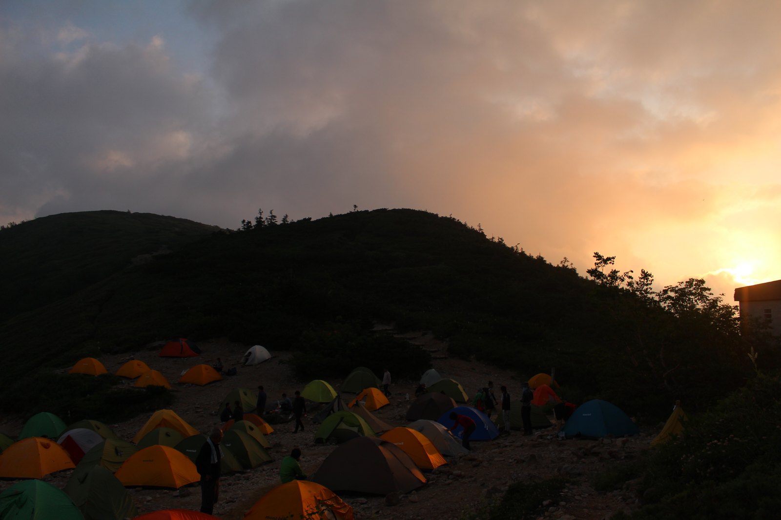 夕焼けに赤く染まる太郎平キャンプ場のテント場 薬師岳 ヤマカルテ